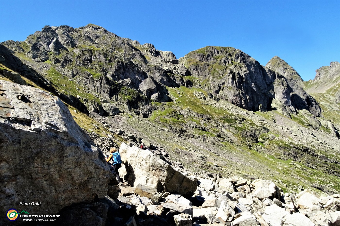 29 Sul sentiero in traverso anche su pietraie per il Lago Rotondo.JPG -                                